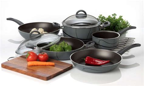 What are the disadvantages of stainless steel cookware?